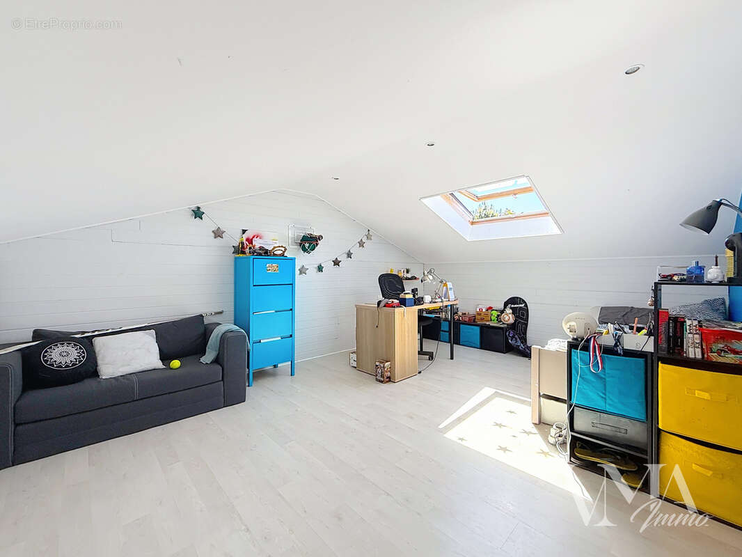 LA TOUR-DE-SALVAGNY   Maison familiale 7 pièces avec piscine 650 000 €  146 m2 Carrez  Terrain 631 m2 - photo 11