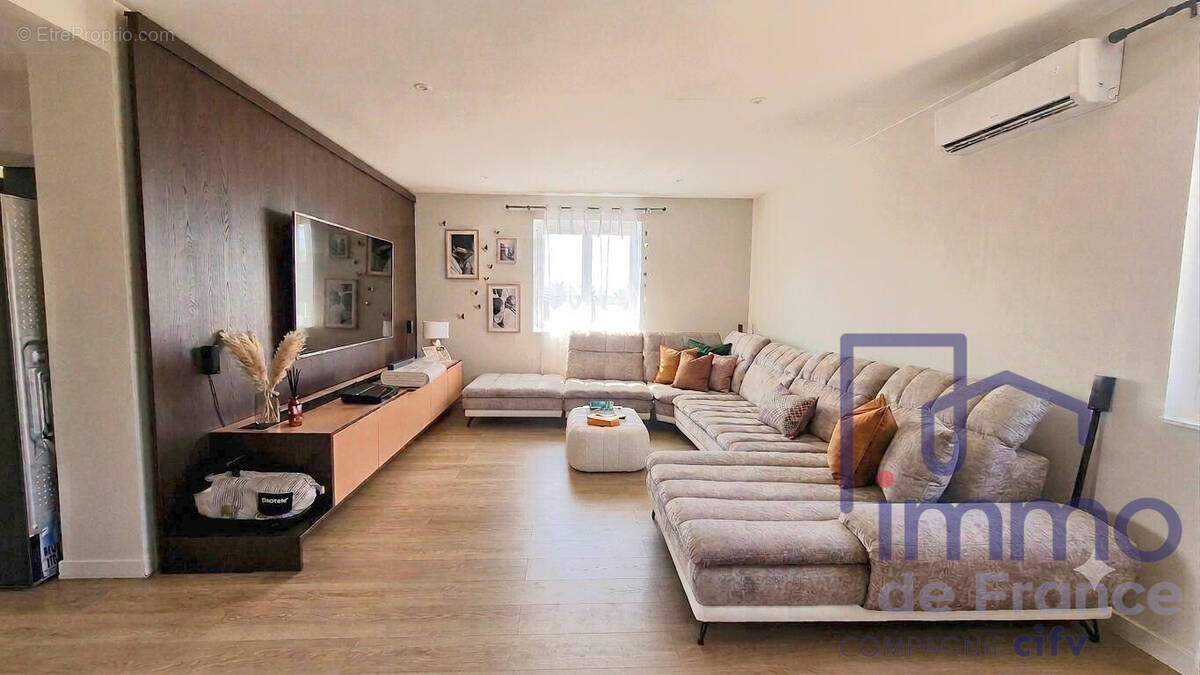 SALON ACTUEL - Appartement à SAINT-JUST-SAINT-RAMBERT