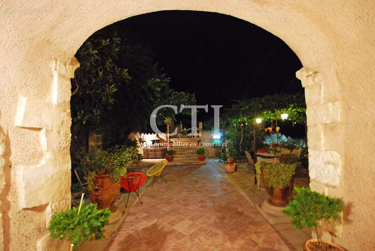 Exceptionnelle maison au charme de l'ancien et au confort contemporain avec jardin, piscine et annexes - photo 18