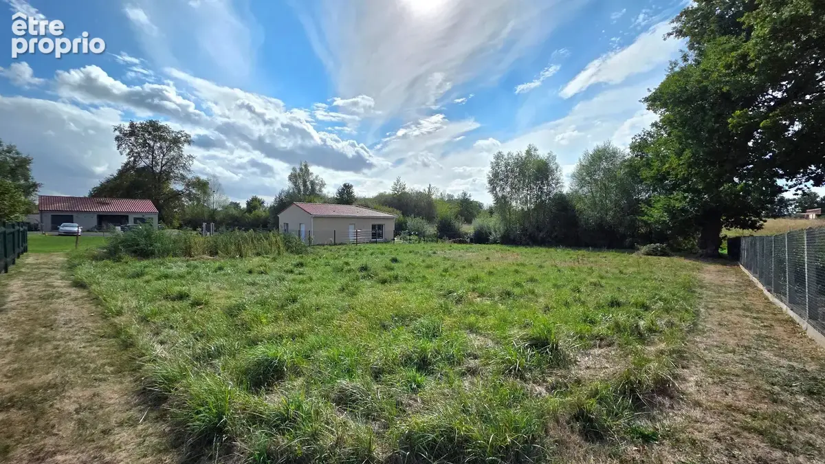 LEZOUX / Terrain à bâtir de 1 275 m2 viabilisé ! - photo 4