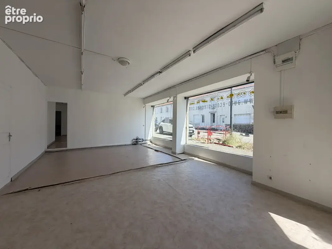 AIZENAY plein centre-ville, local commercial + appartement loué - photo 5