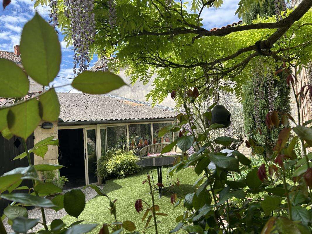 Maison à SAINT-JEAN-D'ANGELY