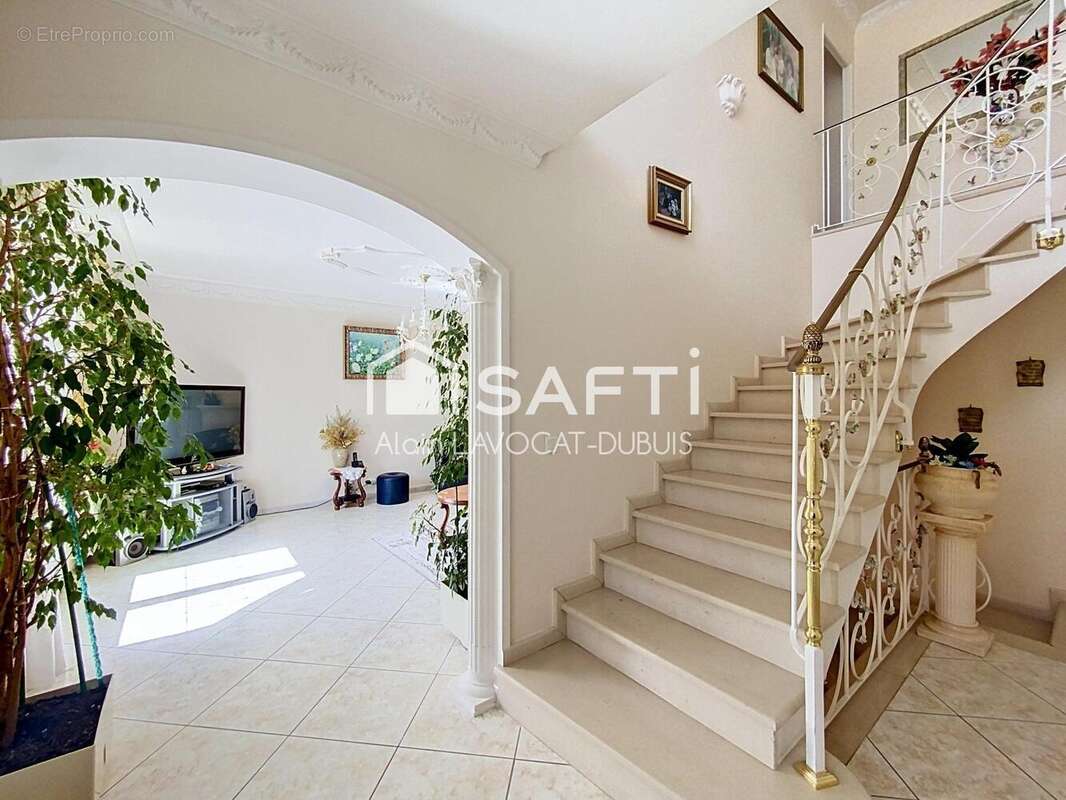 Maison 225 m² à Gournay-Sur-Marne  - photo 2
