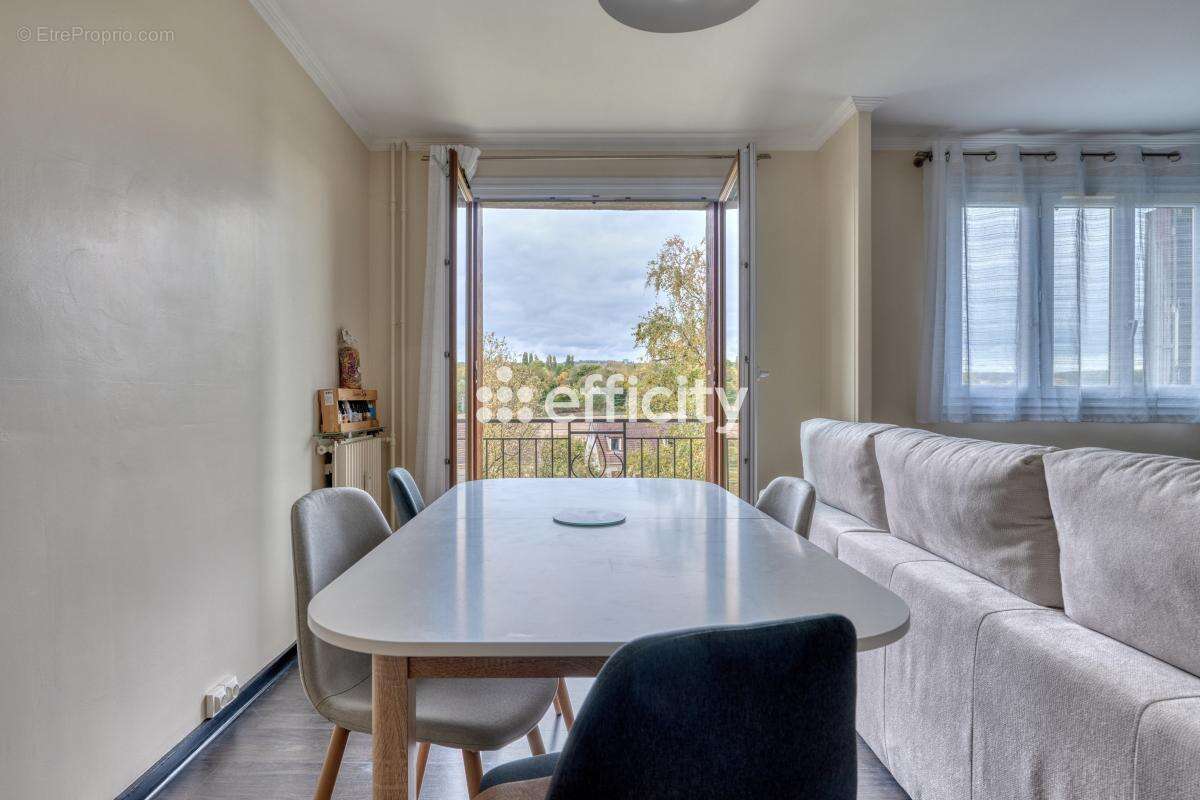 Appartement à EZANVILLE