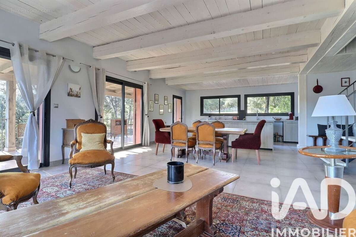 Maison 305 m² à Chateauvert  - photo 4