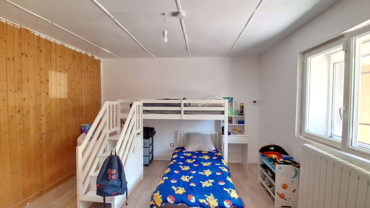 Maison en pierre rénovée avec dépendances et fort potentiel - photo 11