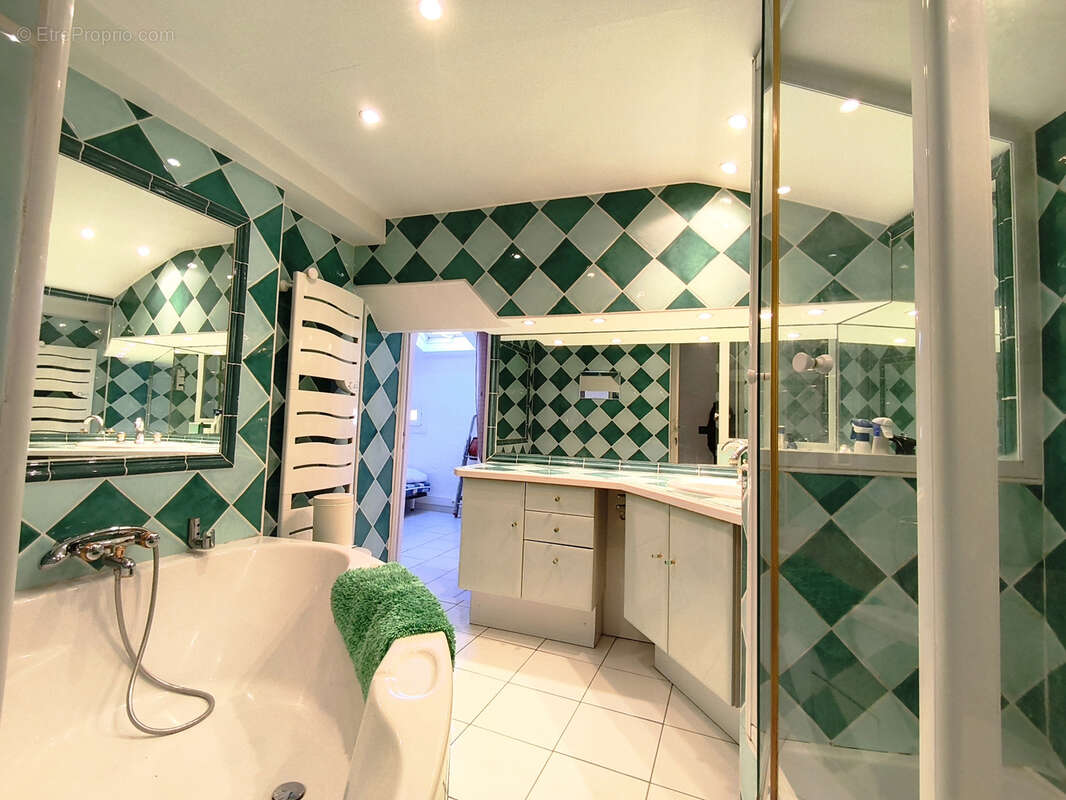 Appartement à BAGNOLS-EN-FORET