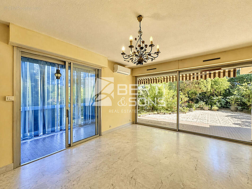 Appartement à MANDELIEU-LA-NAPOULE