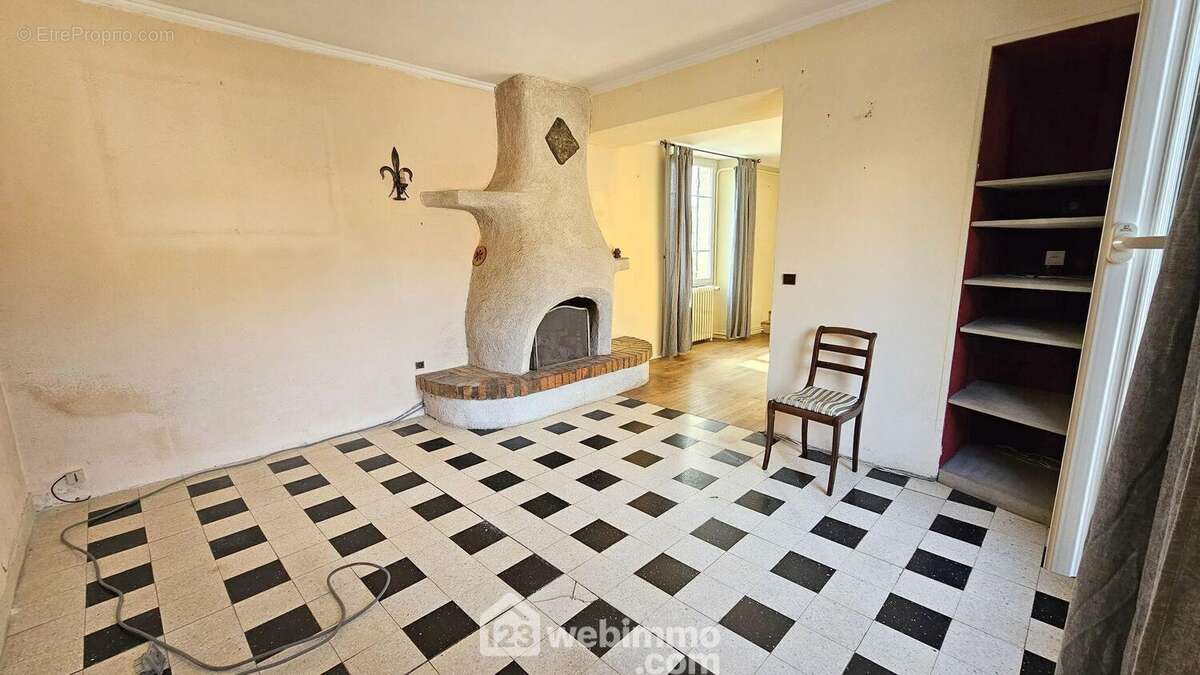 Un séjour avec sa cheminée ouverte. - Maison à MOIGNY-SUR-ECOLE