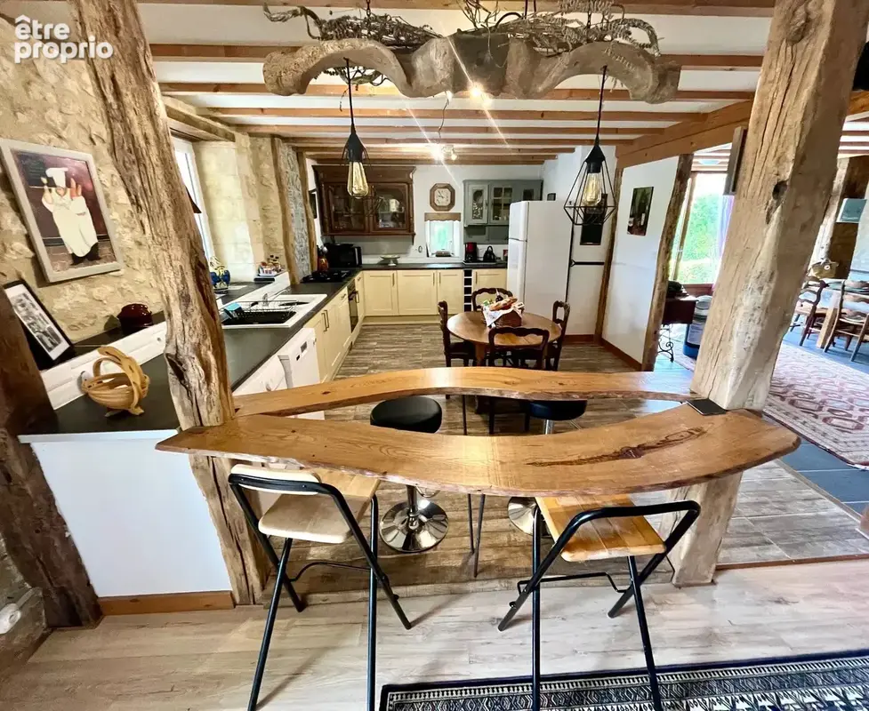 Superbe grange réaménagée avec 6 chambres et 4 salles de bains, offrant une vue imprenable - photo 5