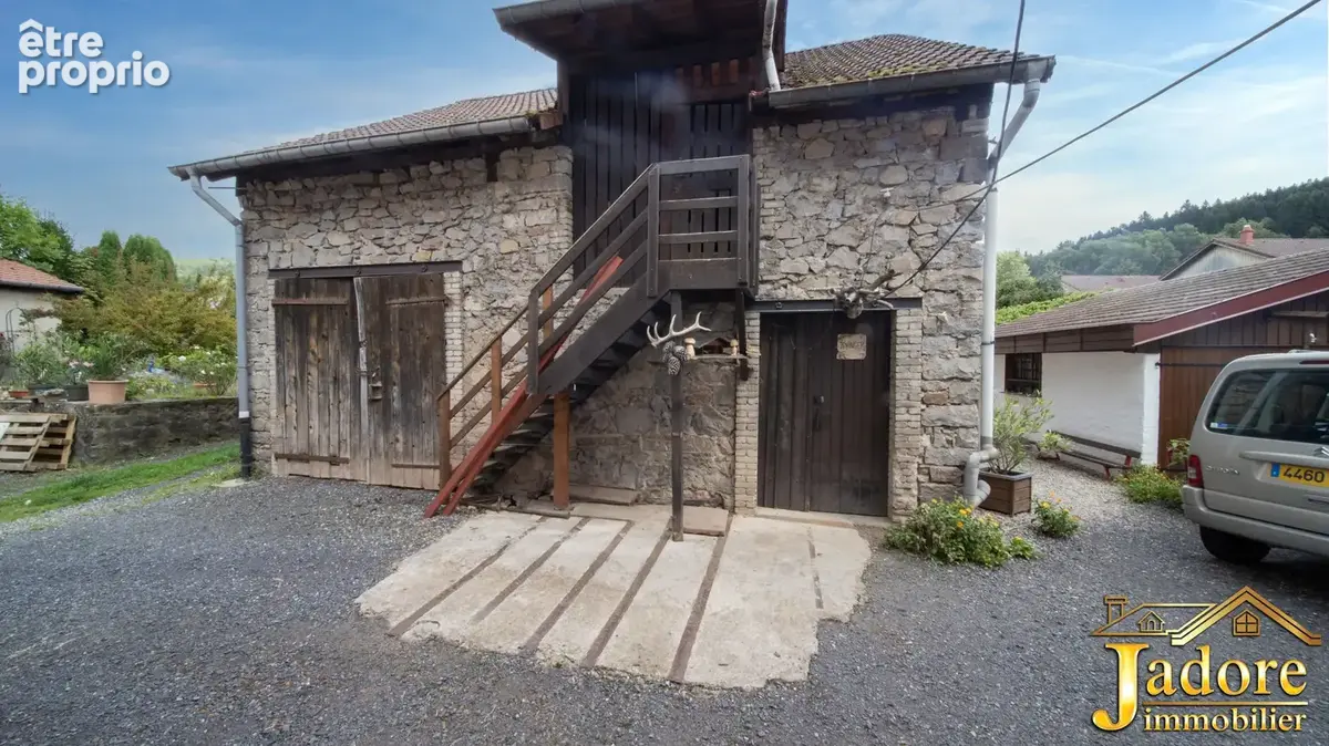 Immeuble + garages + annexes - photo 2