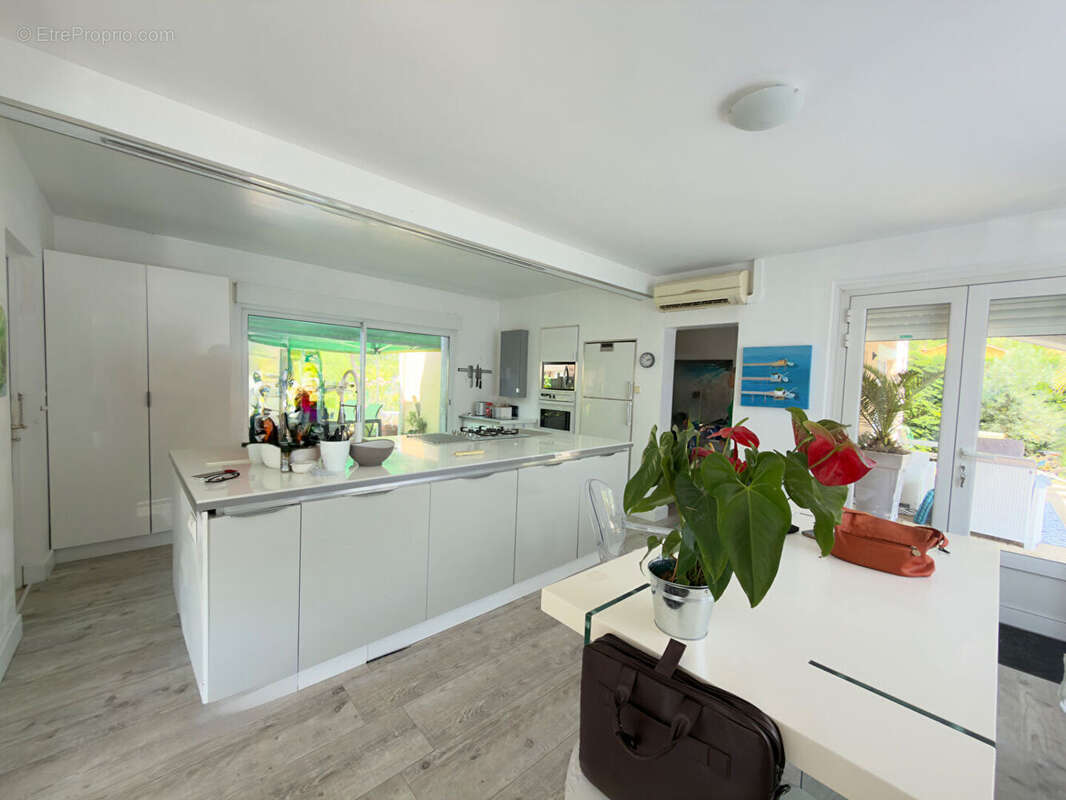 Maison 135 m² à Mortagne-Sur-Gironde  - photo 2