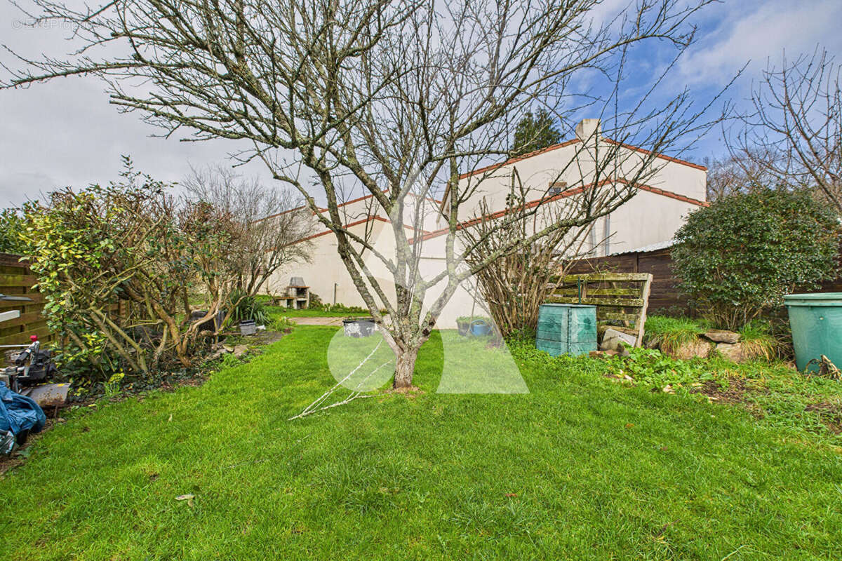 Maison familiale avec Jardin au calme - BOURG SOUS LA ROCHE - photo 9