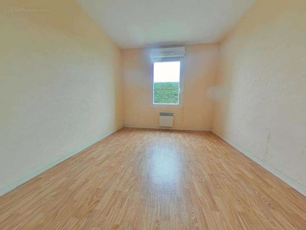 Appartement à PINS-JUSTARET