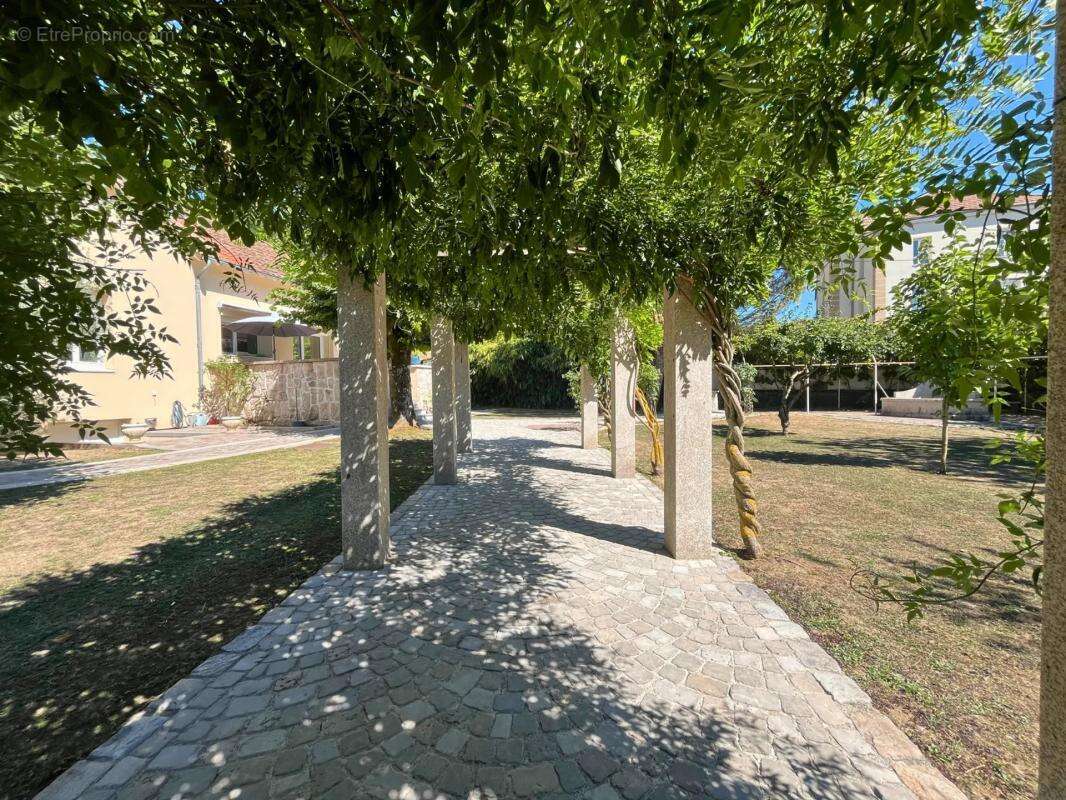 Maison à SAINT-VICTOR-DE-CESSIEU