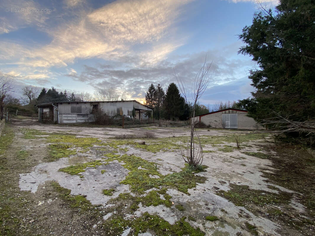Terrain à SAINT-JUST-SAINT-RAMBERT