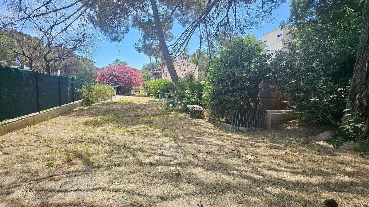 Bas de villa avec jardin privatif de 613 m² ? Fort potentiel ! - photo 2