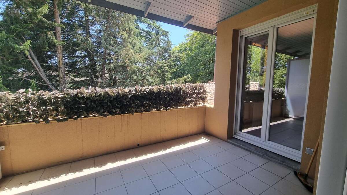 T3 en dernier étage avec terrasse et garage ! - photo 3