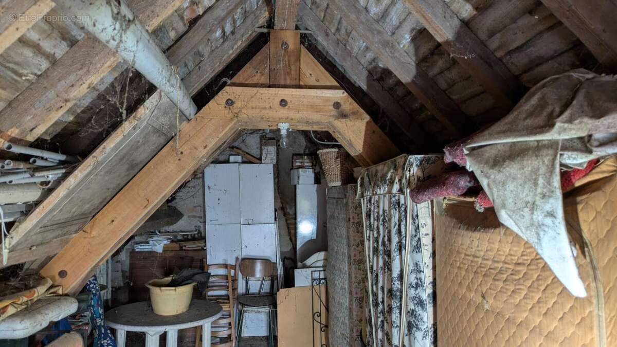 Charmante maison à rénover sur une parcelle de 1800 m² - photo 6