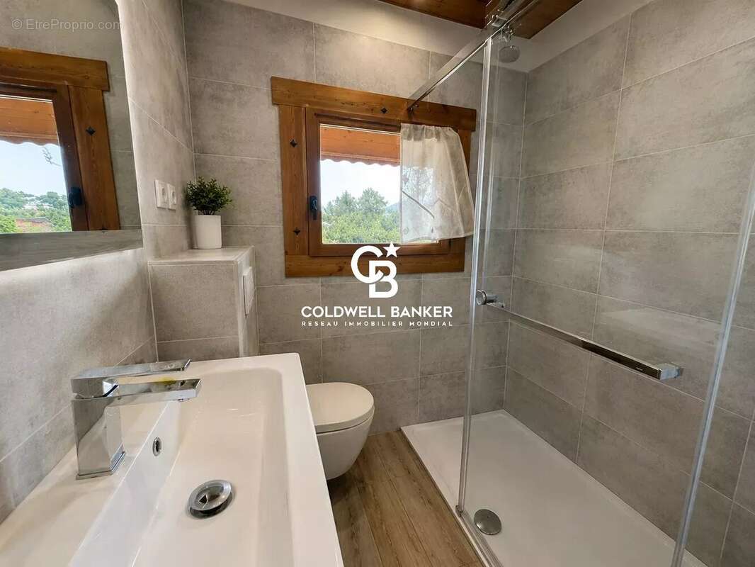 Maison chalet à Vétraz-Monthoux avec piscine chauffée, 5 chambres et jardin arboré - photo 13