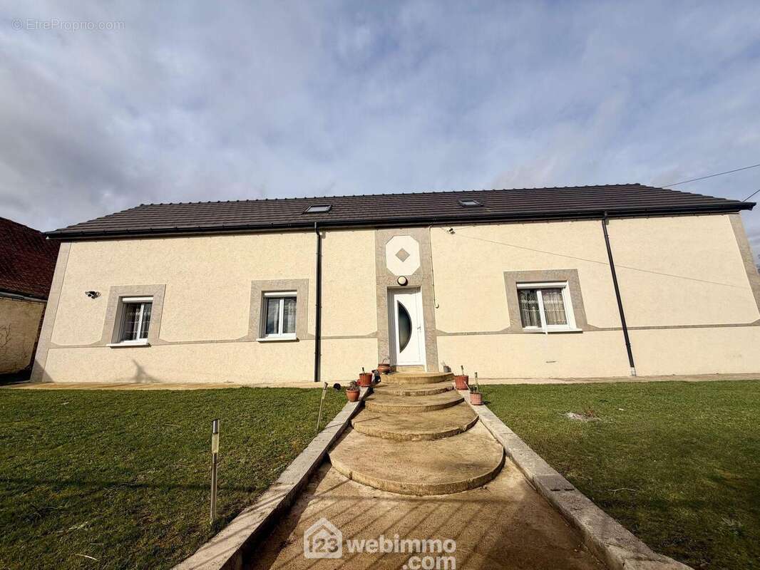 Magnifique maison rénovée en 2021 avec commodités de plain-pied, située dans le charmant village de Versigny ! - Maison à VERSIGNY
