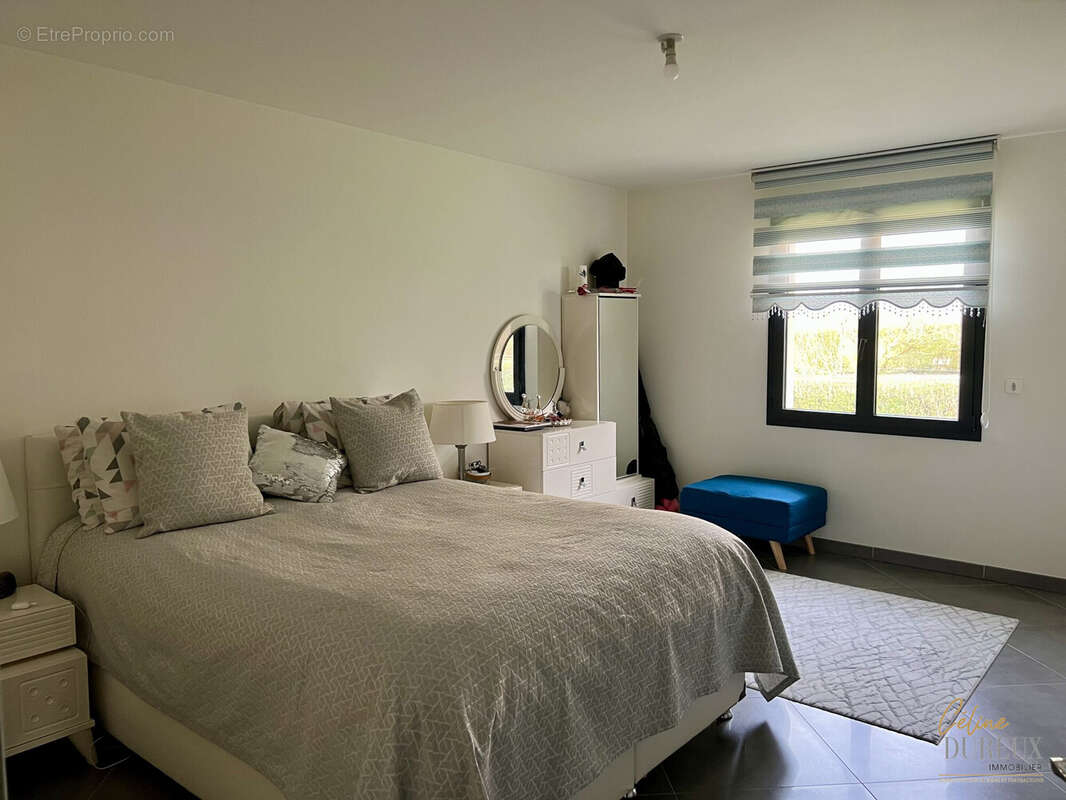 Maison à BAGE-LE-CHATEL