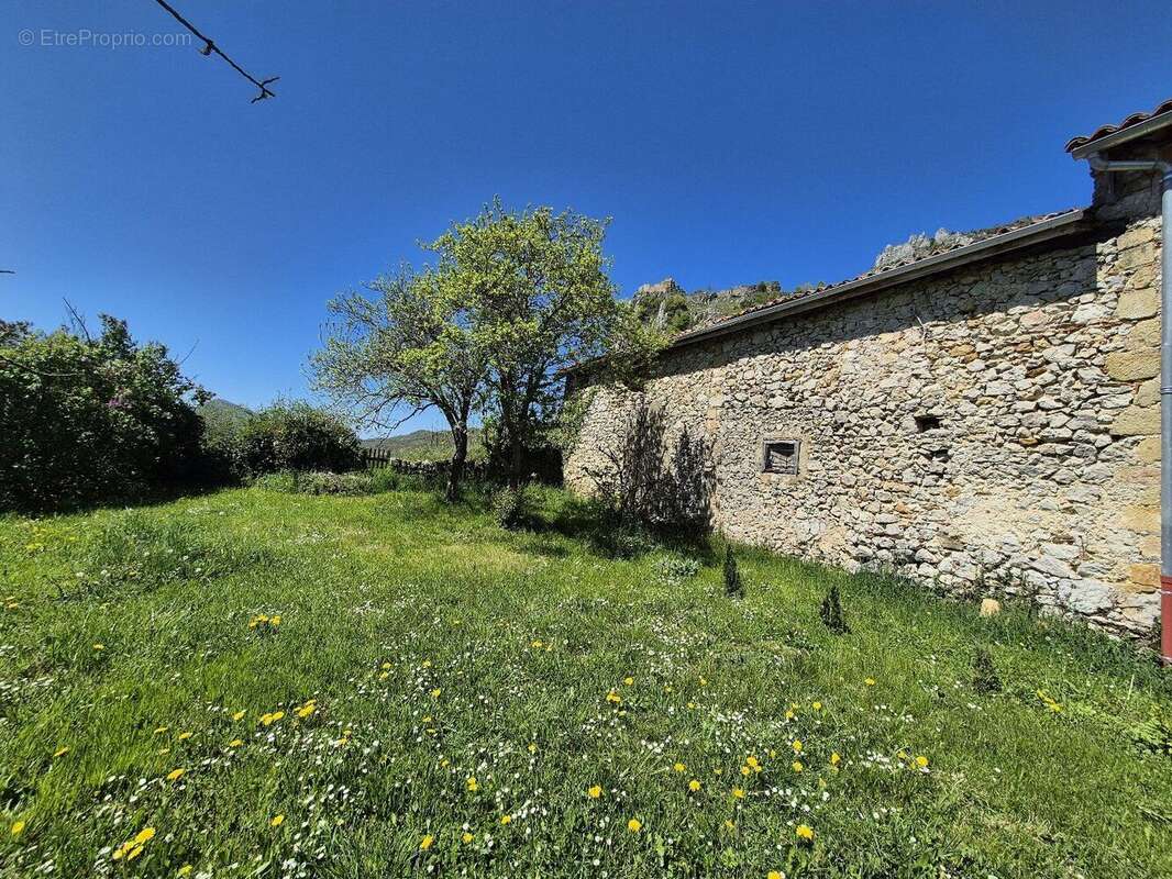 Maison de 380 m² à rénover avec jardin de 529 m². - photo 5