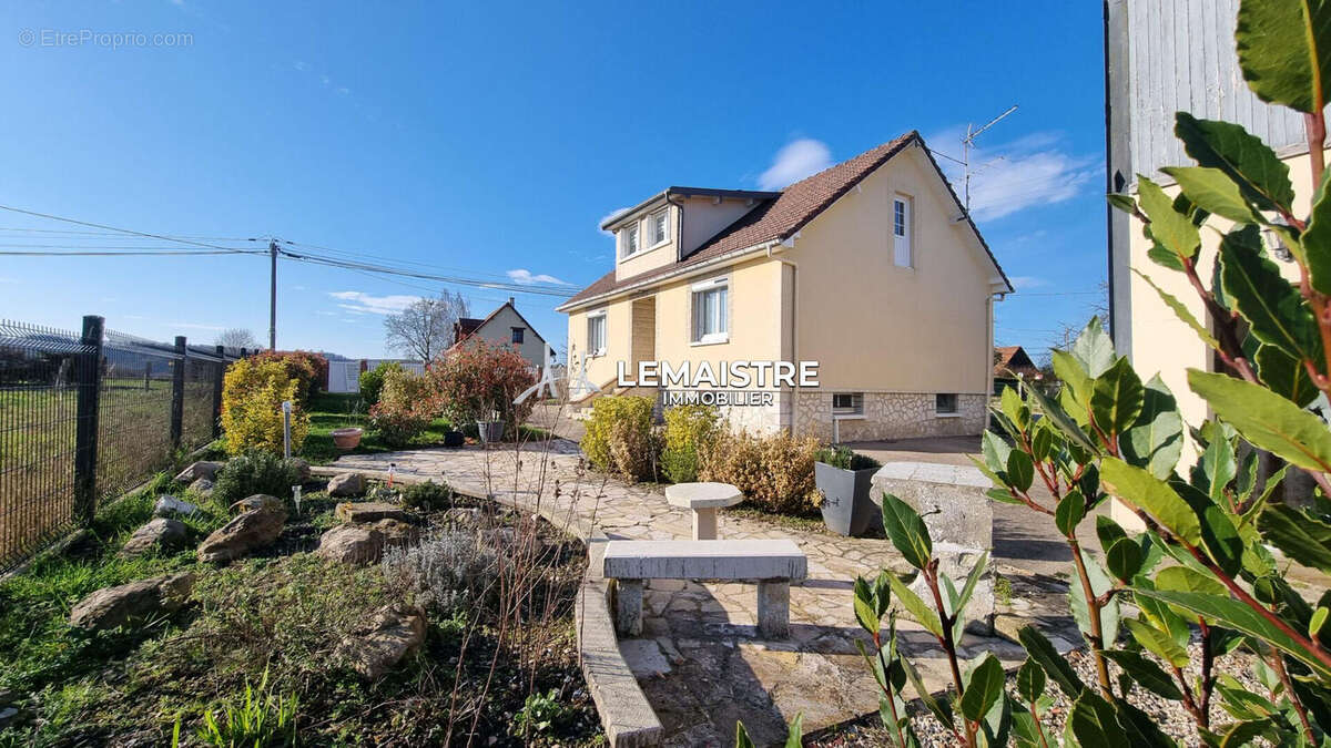 Maison à vendre - Sahurs - 97 m² - 4 chambres - Jardin / Sous-sol complet /  Grande Dépendance - photo 2
