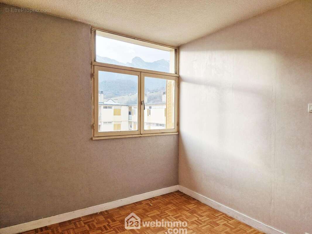 Son espace nuit est composé de 2 chambres avec des placards muraux. - Appartement à ALBERTVILLE