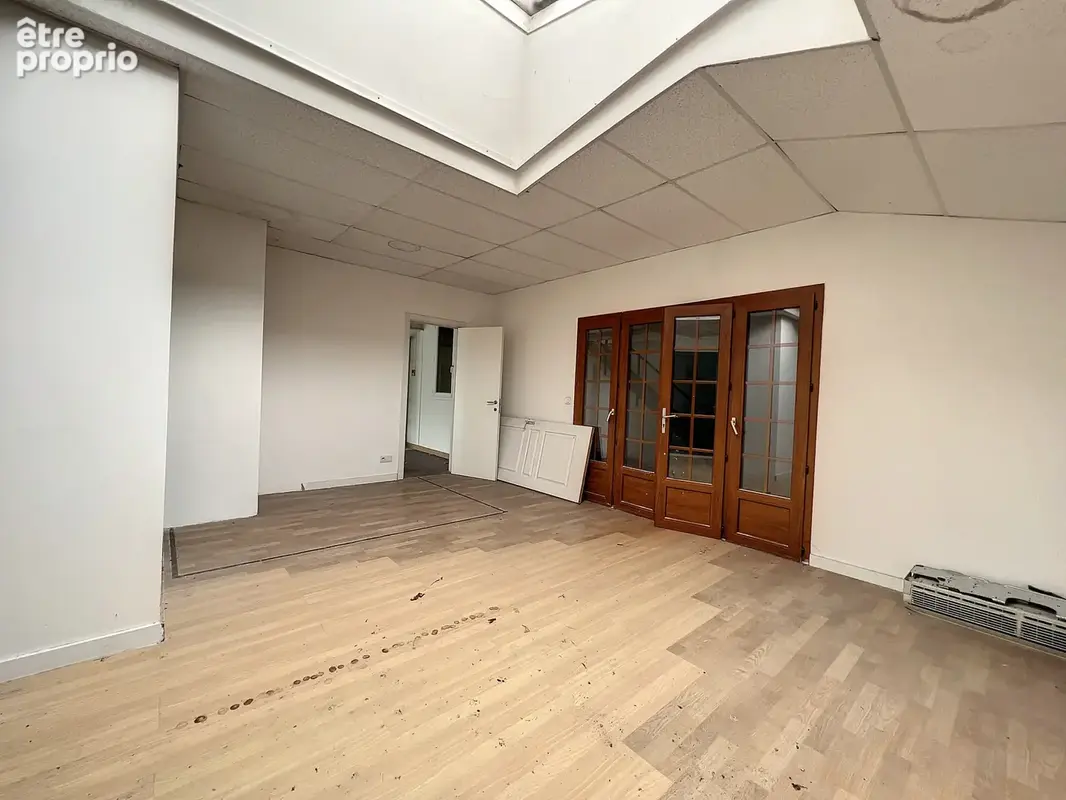 Roquebrune sur Argens En zone artisanale et commerciale, avec double visibilié, 1424 m2 sur deux niveaux : - photo 20
