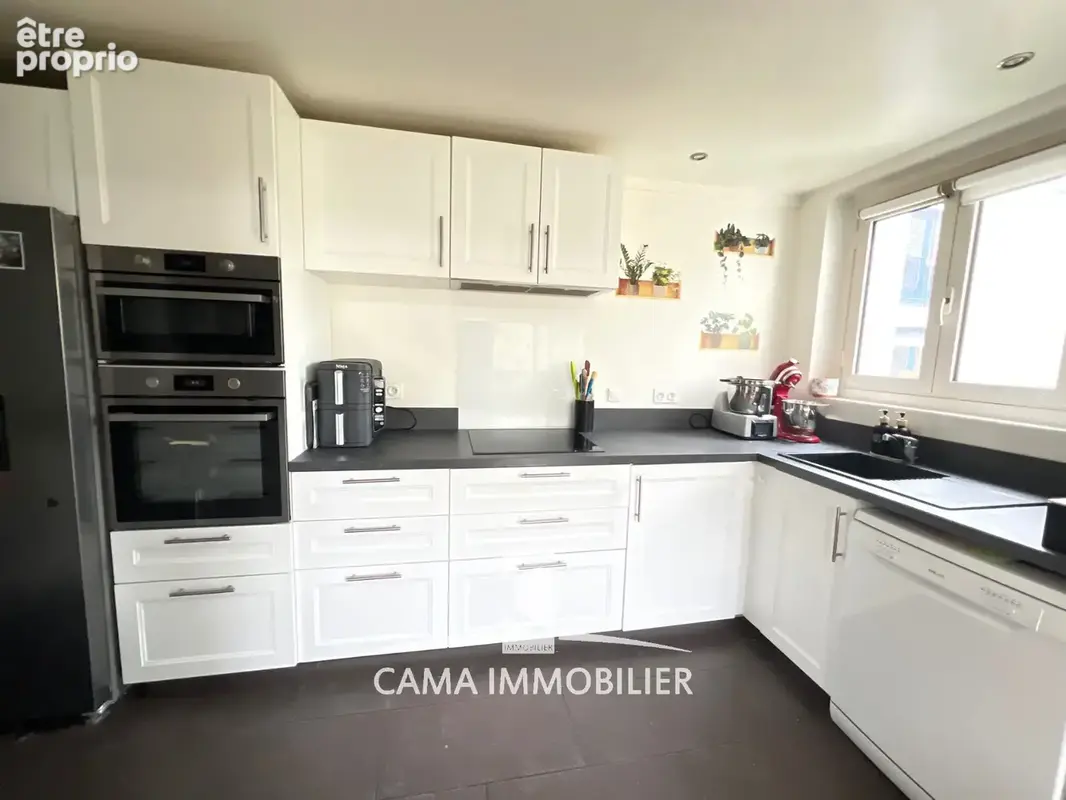 Bel appartement de 69m2, deux chambres, au dernier étage, à deux pas des écoles et 10mn à pied de la gare. - photo 3