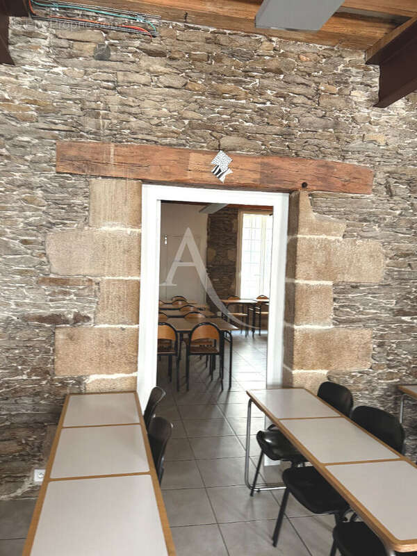 Opportunité à saisir, idéal commerçant, restaurateur ou activité libérale, local commercial de caractère dans copropriété histor - photo 3