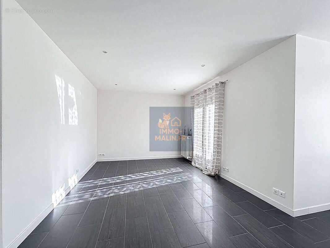 Salon vide IA - Maison à ALFORTVILLE