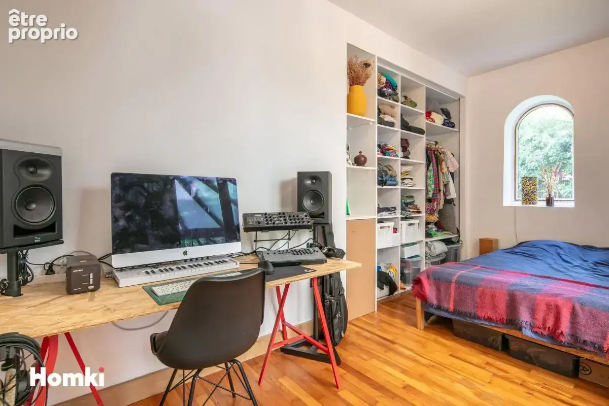 Maison de 226 m² au cœur d’un jardin arboré de 1 500 m² – Fraîcheur, calme et verdure - photo 7