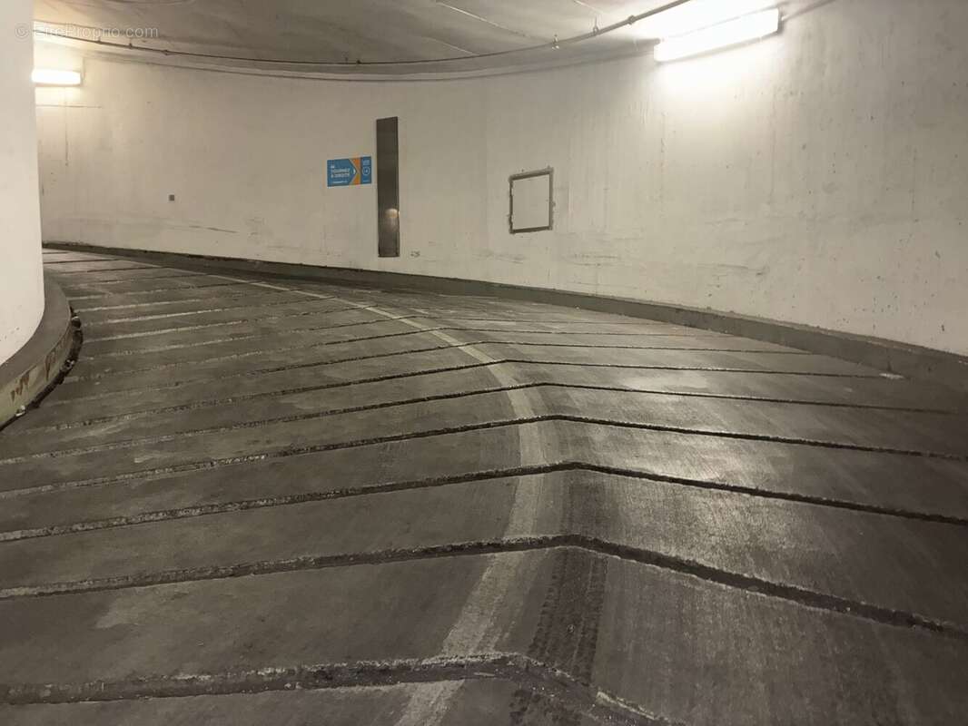 Parking à PARIS-20E