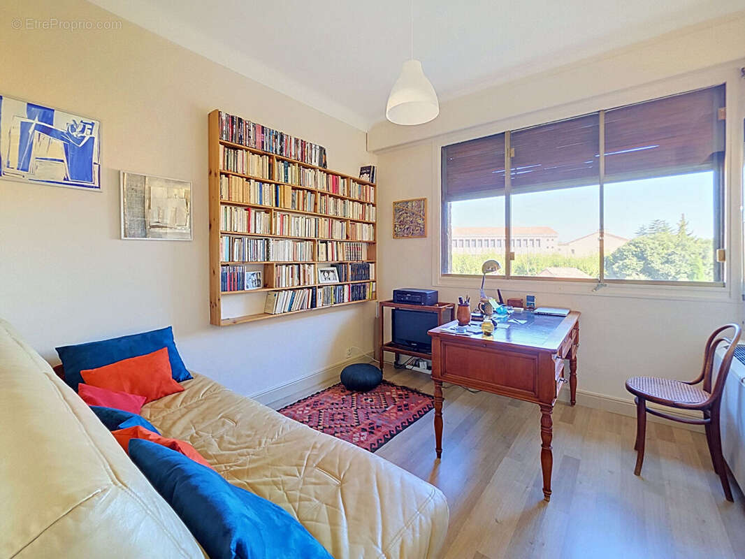 Appartement AVIGNON INTRA-MUROS  T5 -130 m2 -- Avec Ascenseur  / garage / cave - photo 6