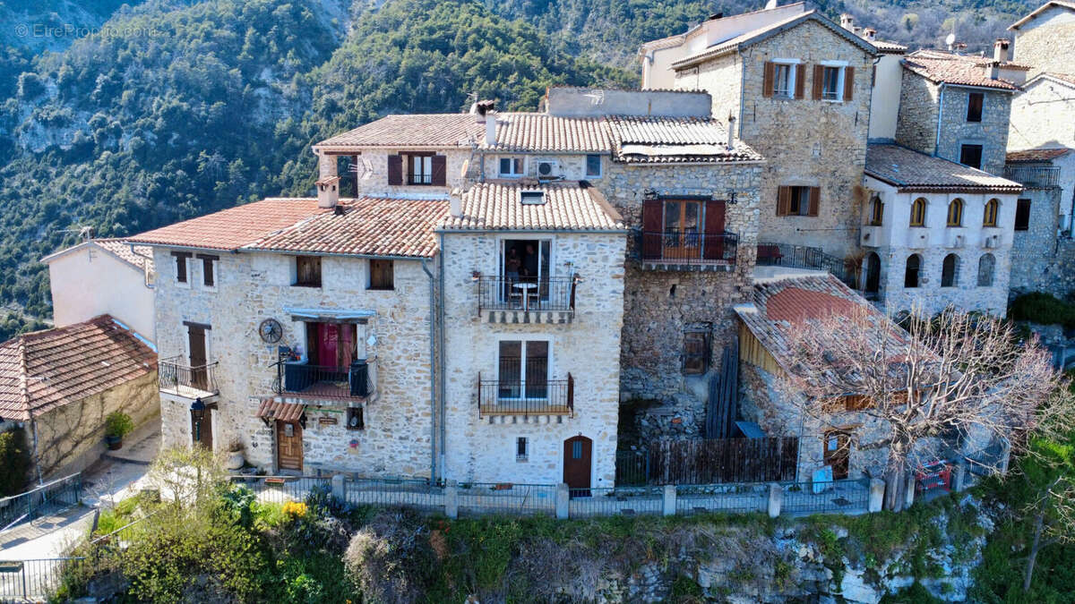 Maison de village 3 pièces à Bairols cave et jardin - photo 5
