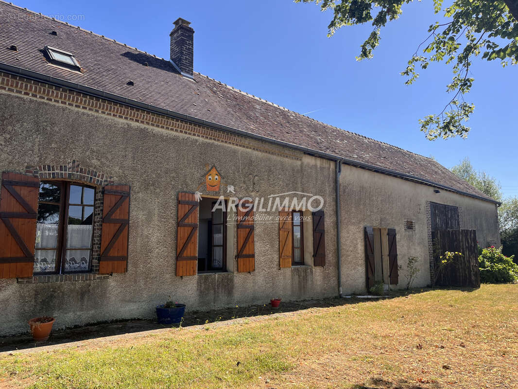 10mn SAINT CALAIS & BOULOIRE - Longère avec beau potentiel - photo 2