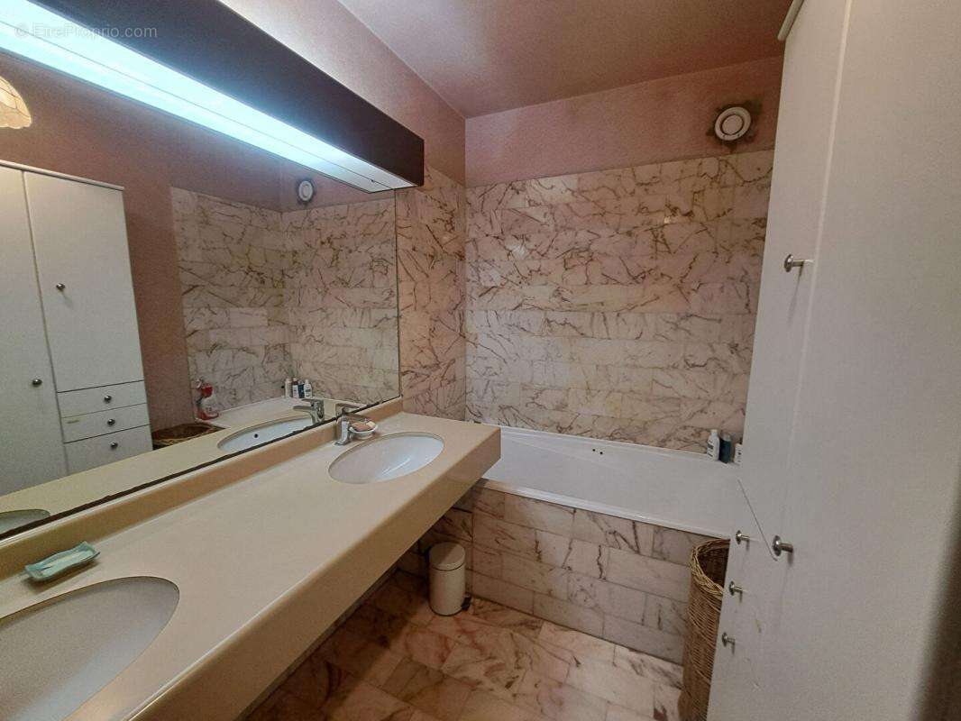 Appartement à COURBEVOIE