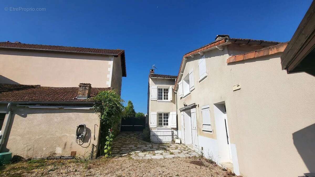 Maison à LUSSAC-LES-CHATEAUX
