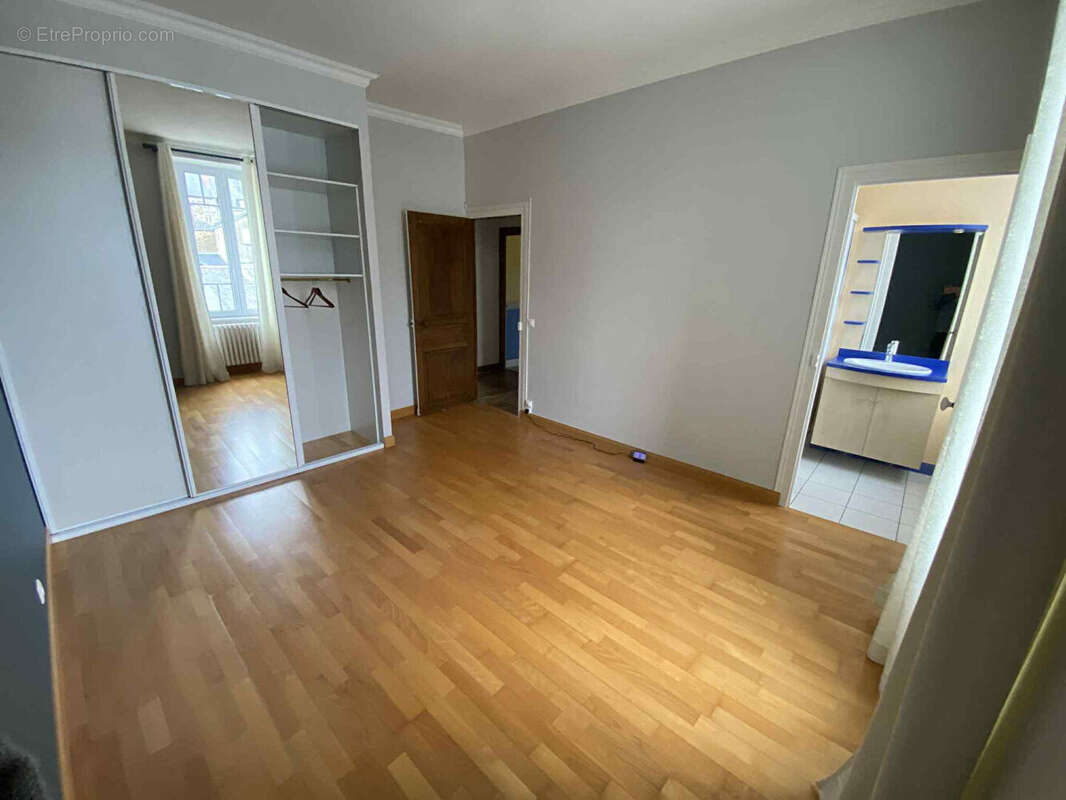 Maison à LOUVIGNE-DU-DESERT