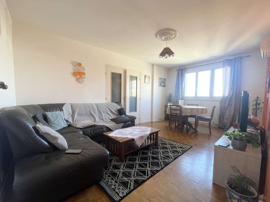 Appartement à MARSEILLE-3E