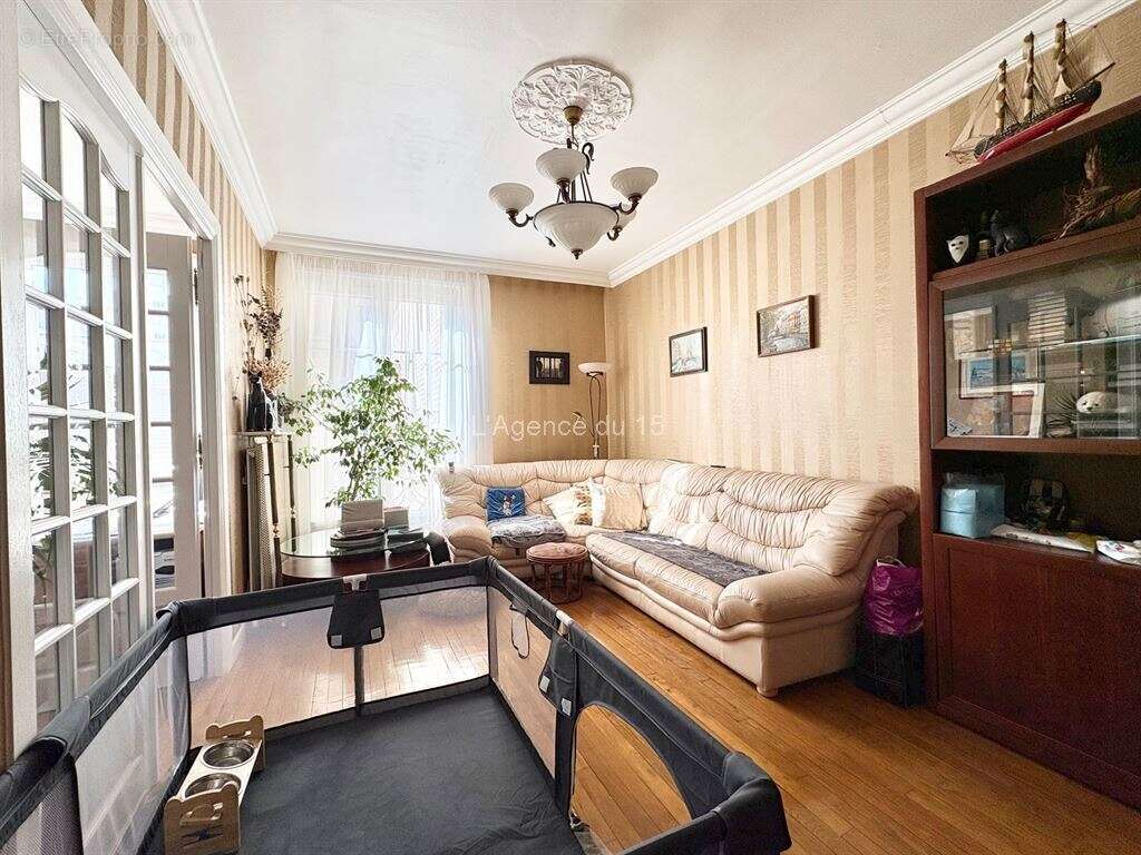 Appartement à PARIS-16E