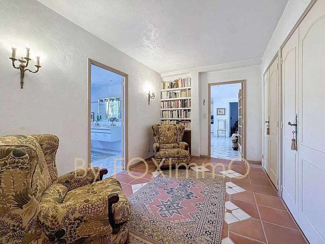 Villa de caractere vue panoramique sur Saint-Paul-de-Vence – 370 m² , piscine, terrain 2000m2, calme - photo 12