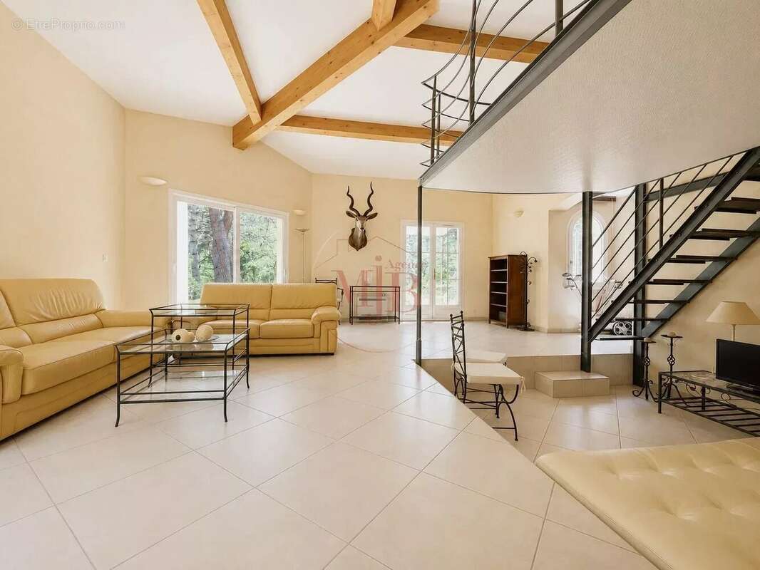 Le Puy-Sainte-Réparade – Maison familiale de 142 m² sur 6 000 m² de terrain boisé avec piscine - photo 2
