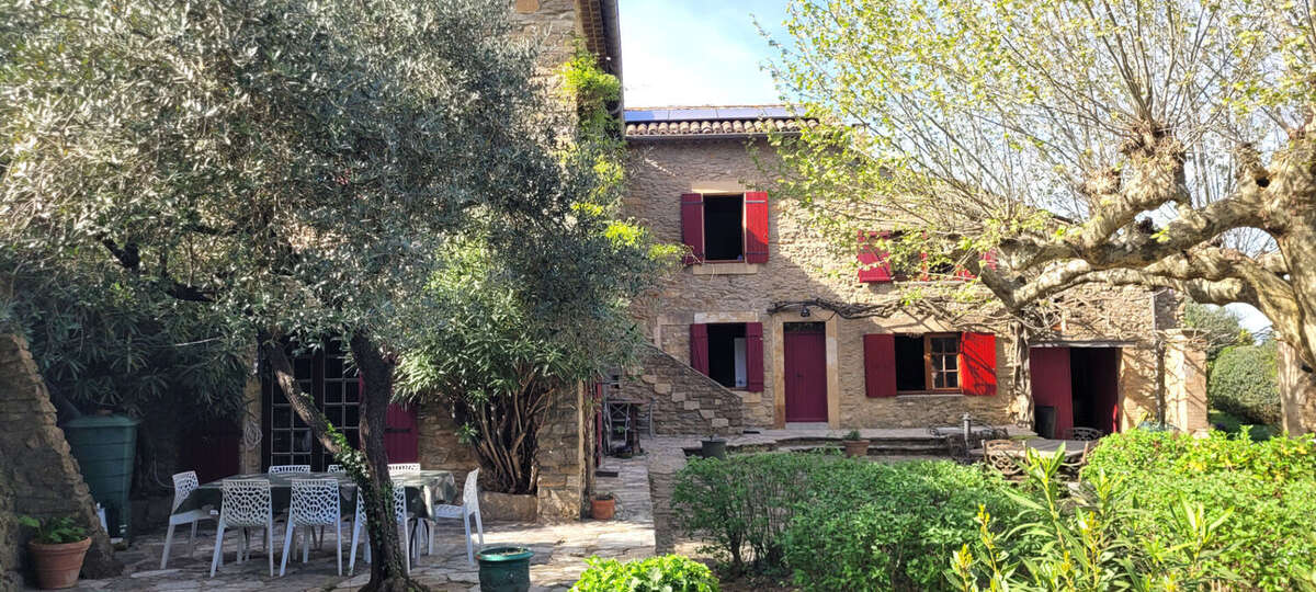 A vendre Mas rénové 5 chambres avec gîte 4 pers et piscine sur 1,5ha de terrain - photo 2