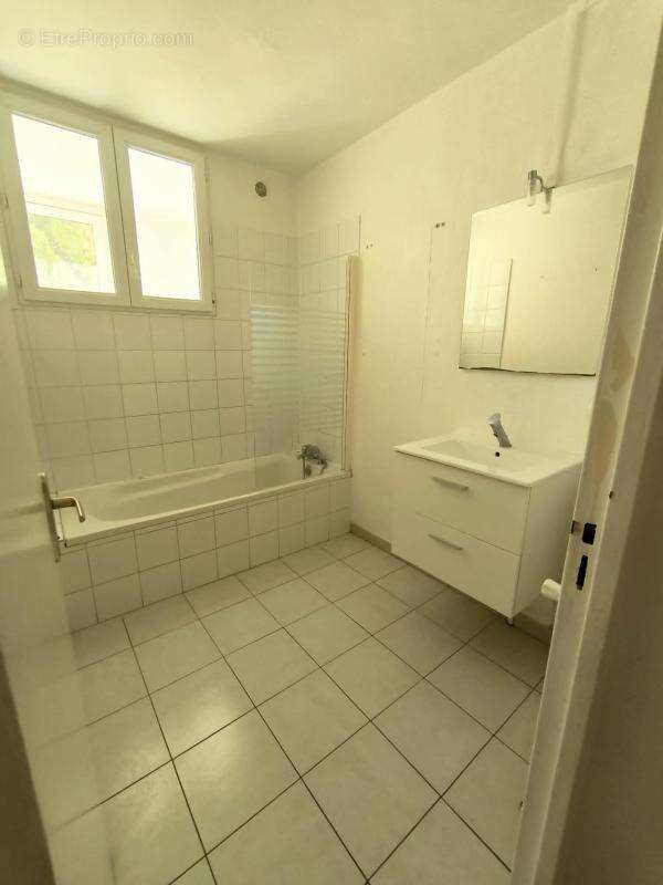 Appartement à BAGNOLS-SUR-CEZE