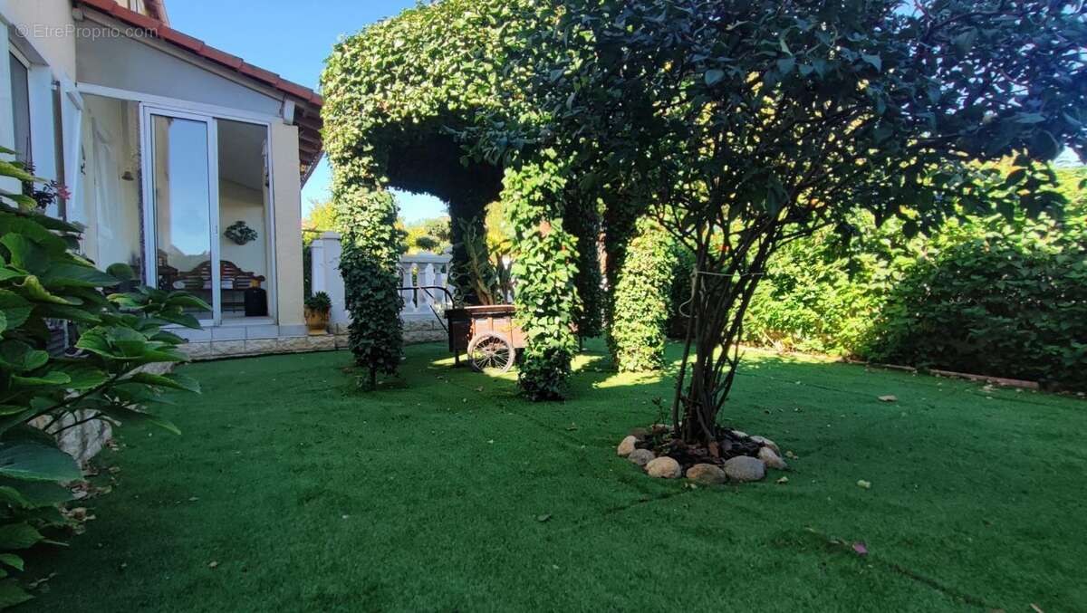 Maison à SAINT-LAURENT-DE-LA-SALANQUE