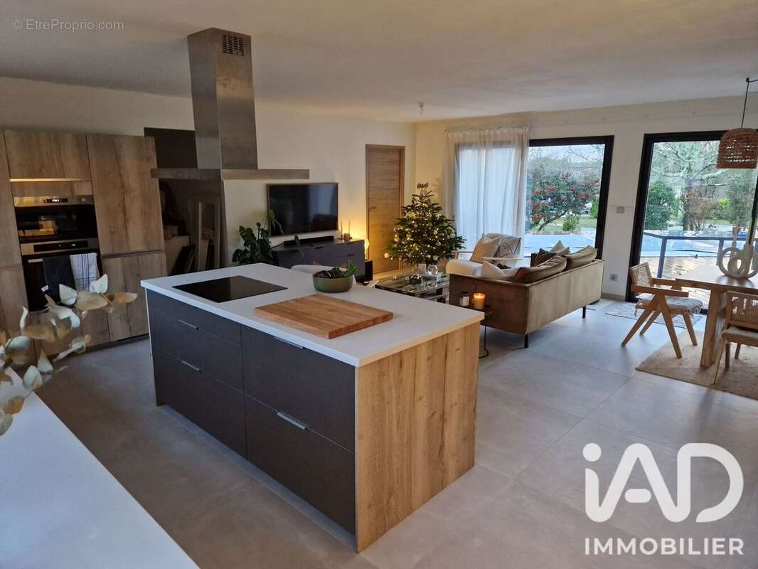 Maison 128 m² à Carignan-De-Bordeaux  - photo 4