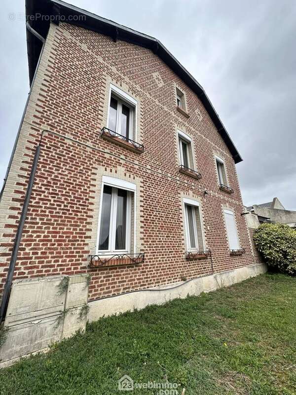 Maison de charme d&#039;une surface habitable de 196 m² - Maison à CRECY-SUR-SERRE